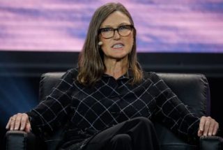 凯西·伍德在批准比特币ETF后猛烈抨击加里·根斯勒对加密空间的批评